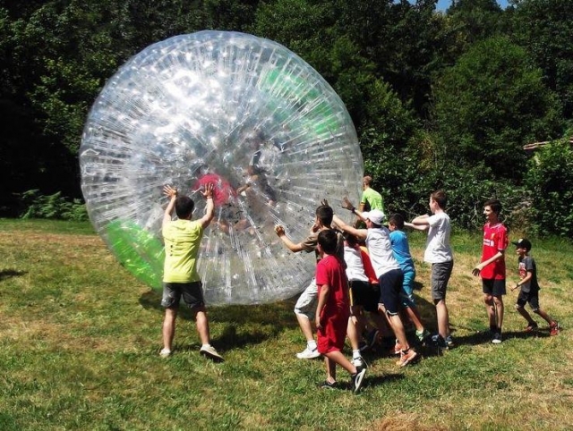  Jouer avec une grosse balle zorbing 